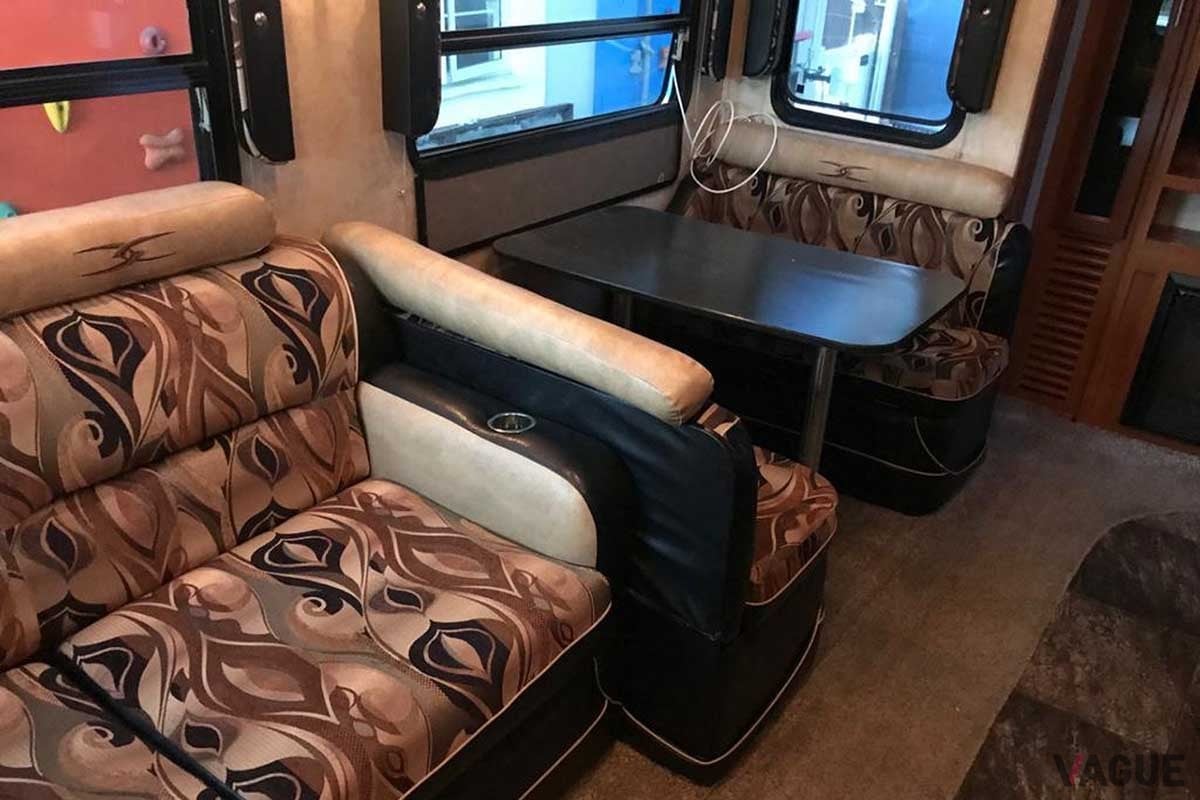 キャンピングトレーラーを専門に扱う仲介サイト「Expedition meister」に登場した「RV Fuzion 40f（新品）」