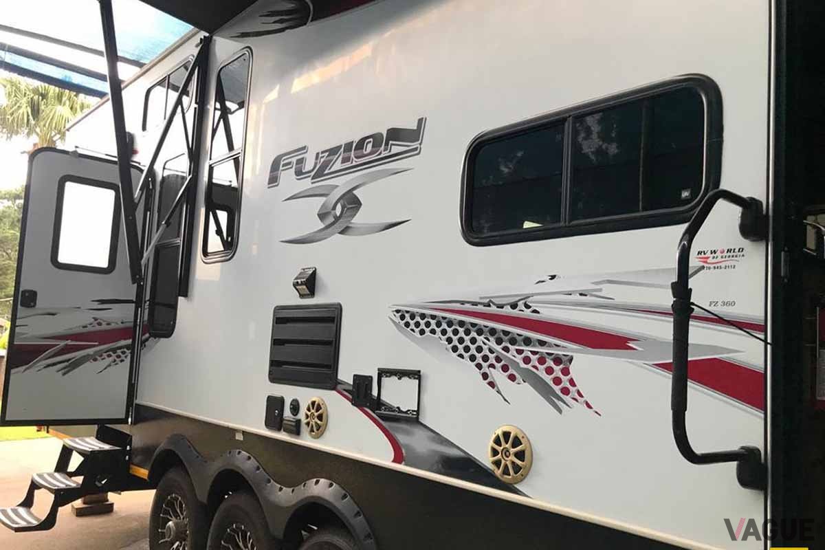 キャンピングトレーラーを専門に扱う仲介サイト「Expedition meister」に登場した「RV Fuzion 40f（新品）」