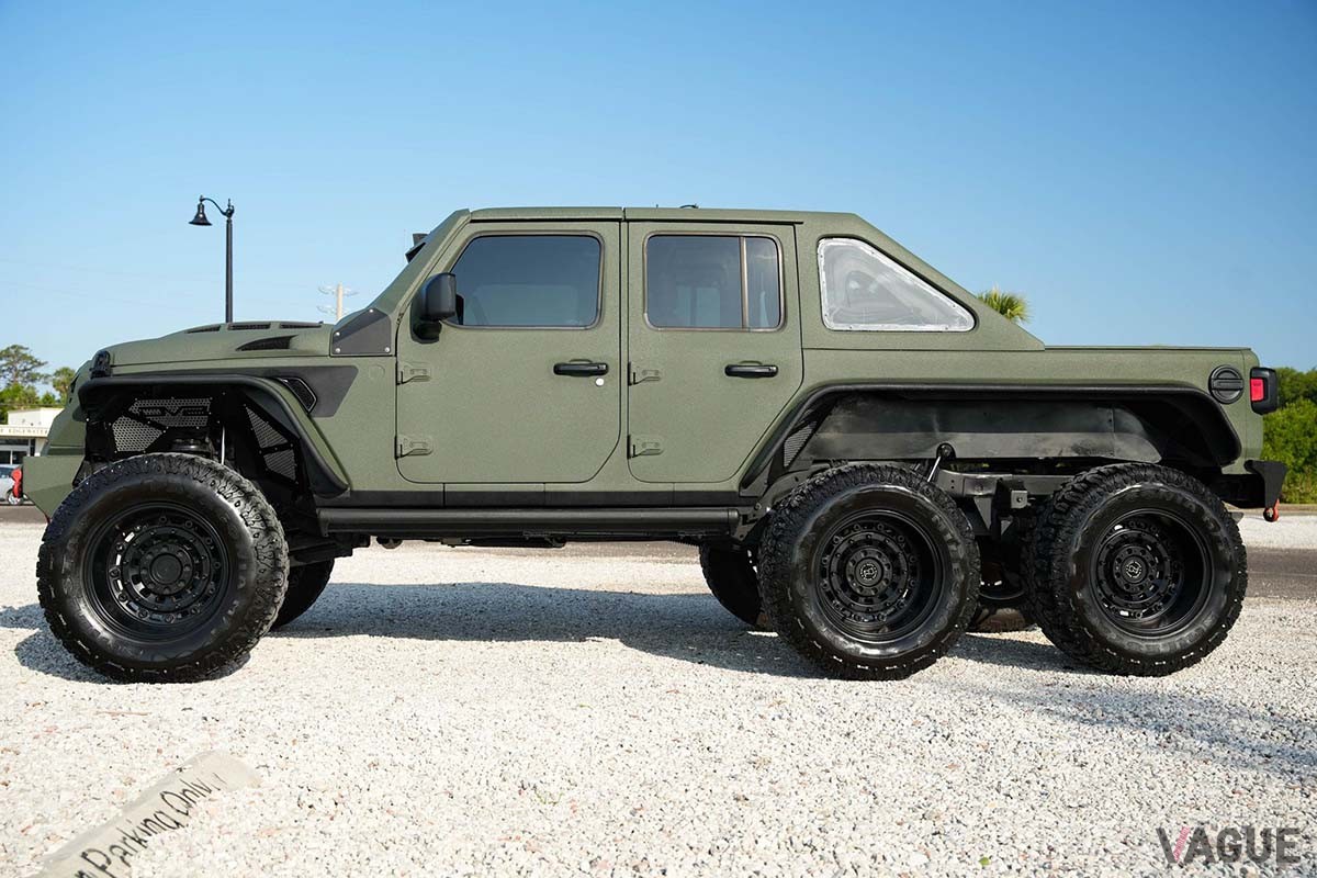 米国オークションサイト「Cars and Bids」に出品された2019年式ジープ「ラングラー アンリミテッド サハラ6×6」。カスタムカーだ