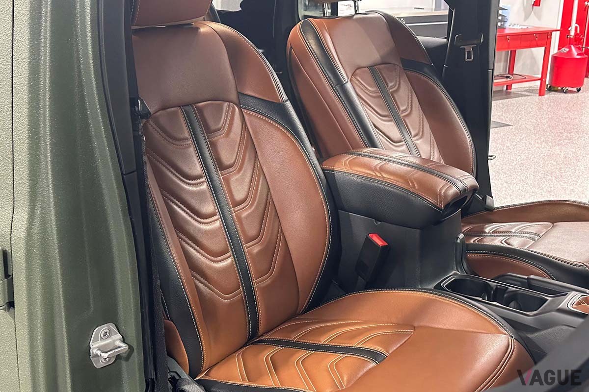 米国オークションサイト「Cars and Bids」に出品された2019年式ジープ「ラングラー アンリミテッド サハラ6×6」のインテリア