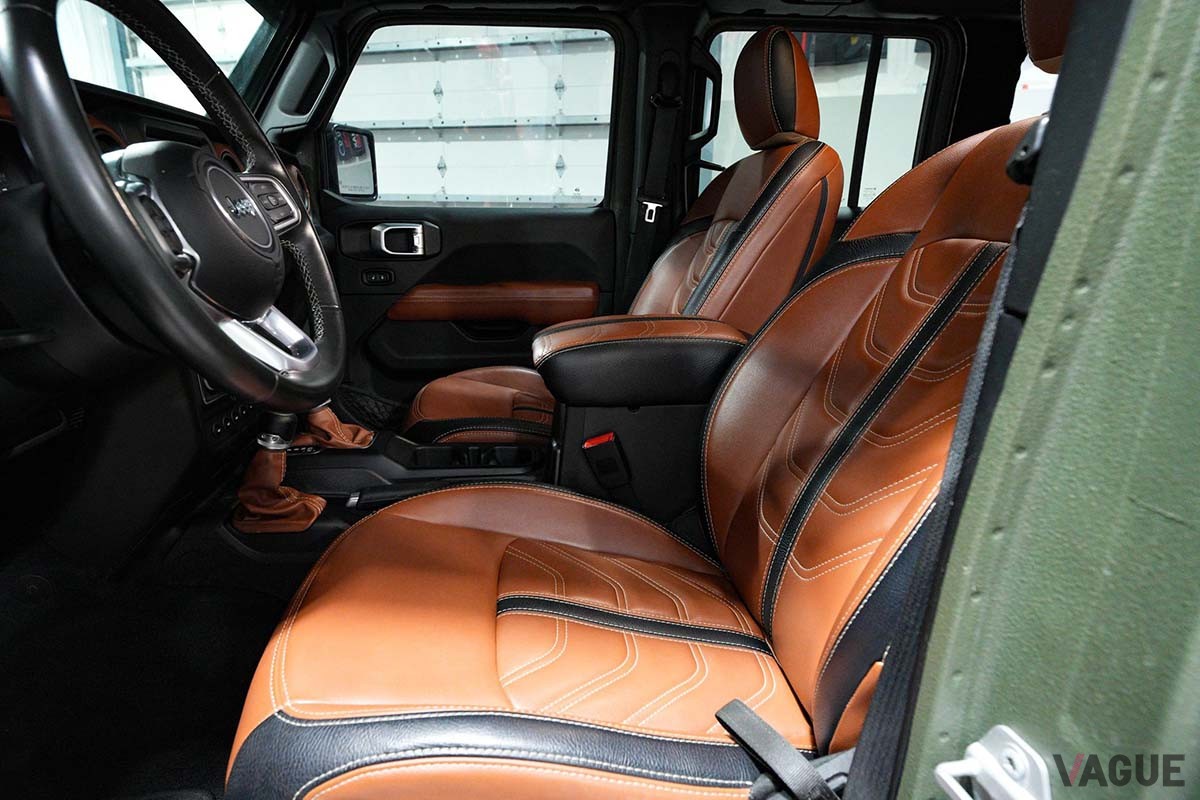 米国オークションサイト「Cars and Bids」に出品された2019年式ジープ「ラングラー アンリミテッド サハラ6×6」のインテリア
