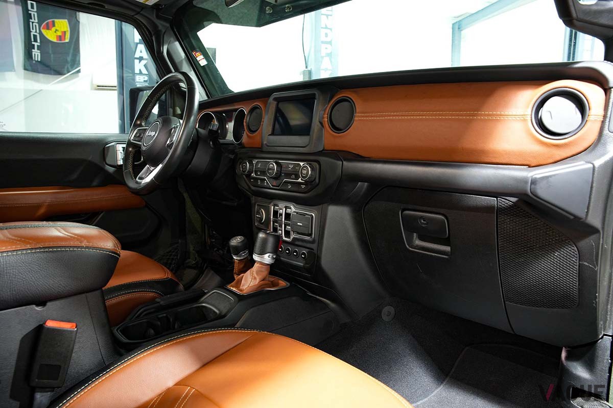 米国オークションサイト「Cars and Bids」に出品された2019年式ジープ「ラングラー アンリミテッド サハラ6×6」のインテリア