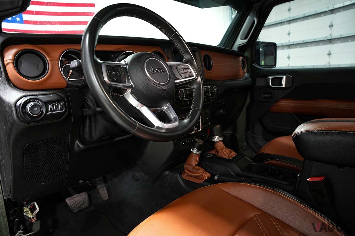 米国オークションサイト「Cars and Bids」に出品された2019年式ジープ「ラングラー アンリミテッド サハラ6×6」のインテリア
