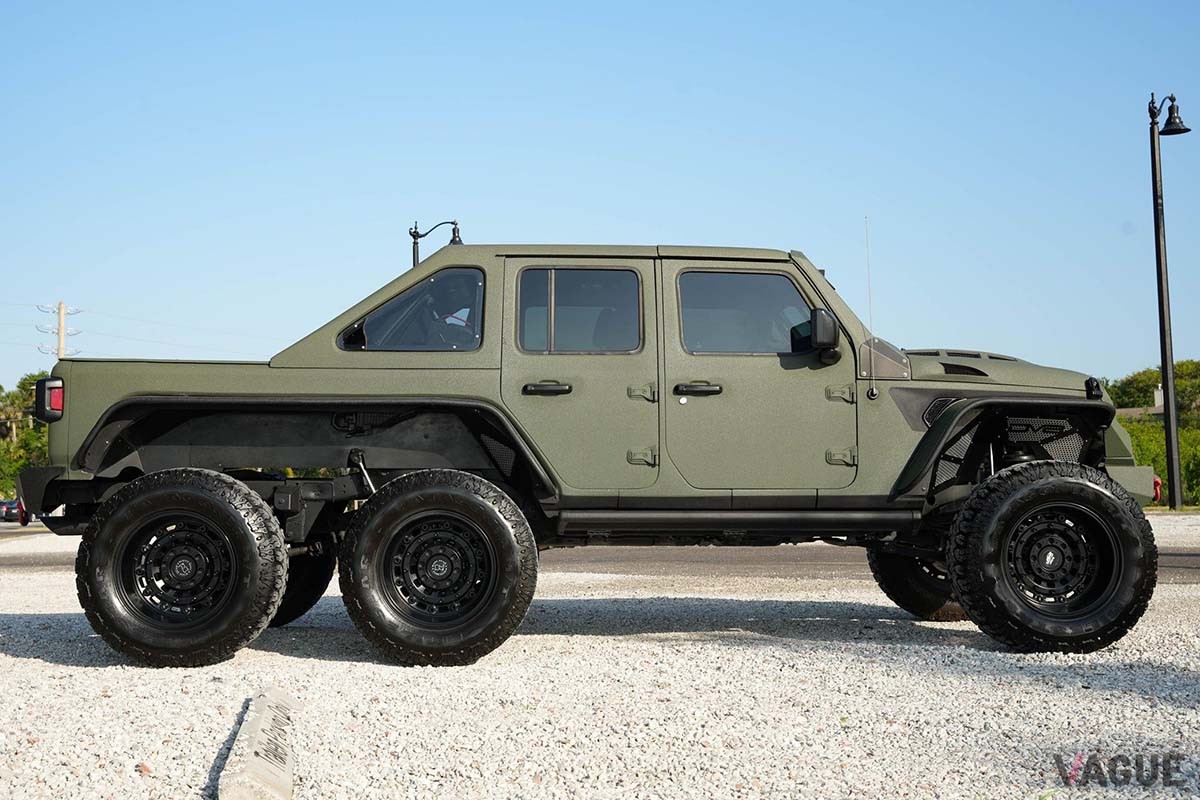米国オークションサイト「Cars and Bids」に出品された2019年式ジープ「ラングラー アンリミテッド サハラ6×6」。現行ラングラーをベースにしたカスタムカーだ