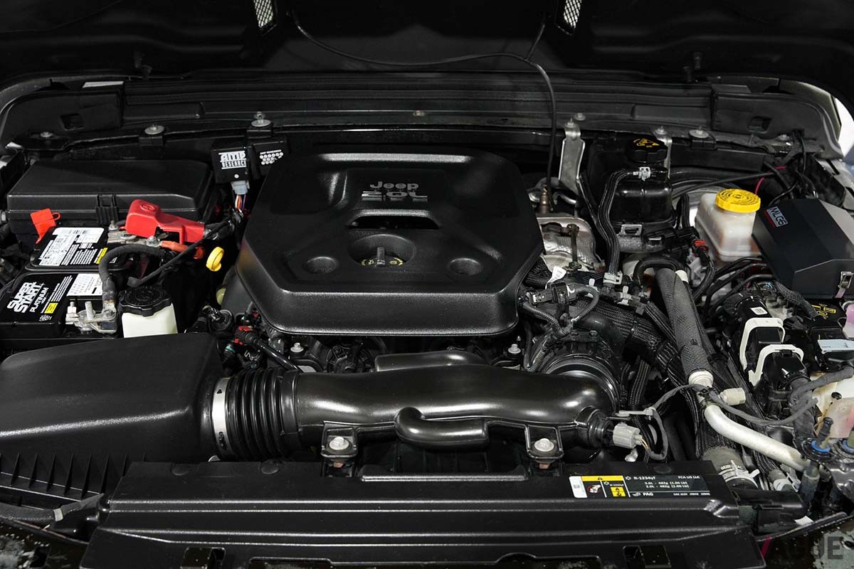 米国オークションサイト「Cars and Bids」に出品された2019年式ジープ「ラングラー アンリミテッド サハラ6×6」のエンジン