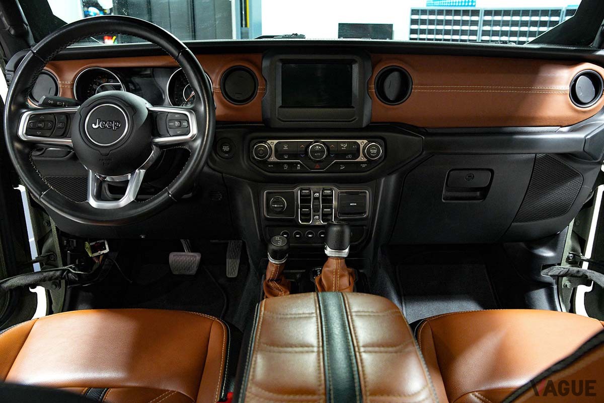 米国オークションサイト「Cars and Bids」に出品された2019年式ジープ「ラングラー アンリミテッド サハラ6×6」のインテリア