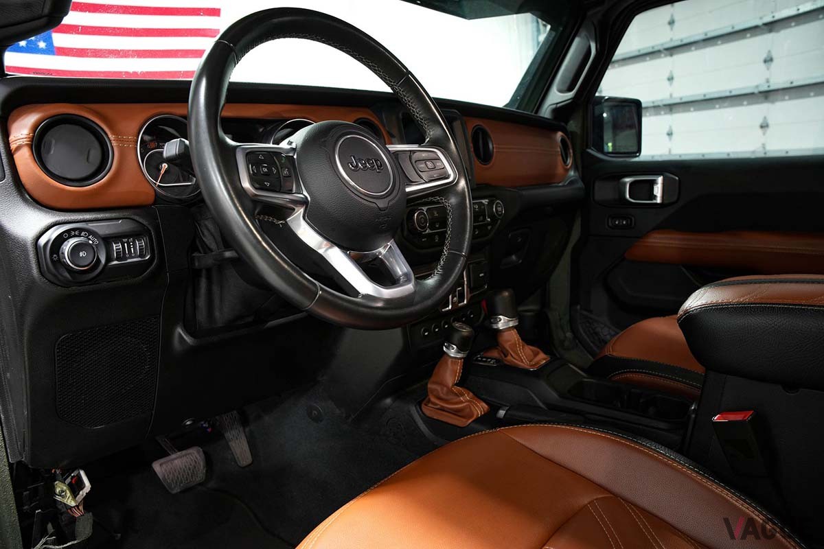 米国オークションサイト「Cars and Bids」に出品された2019年式ジープ「ラングラー アンリミテッド サハラ6×6」のインテリア
