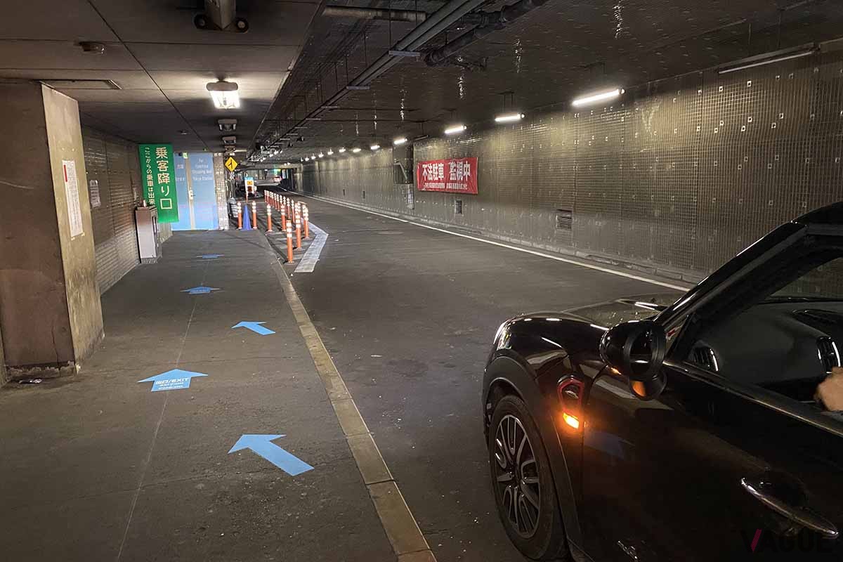首都高八重洲線の八重洲駐車場出入口に隣接する設備が「八重洲乗客降り口」だ。乗客はここで降りて階段を上がると八重洲地下街へ出ることができ、新幹線ホームにもすぐにアクセスすることができる