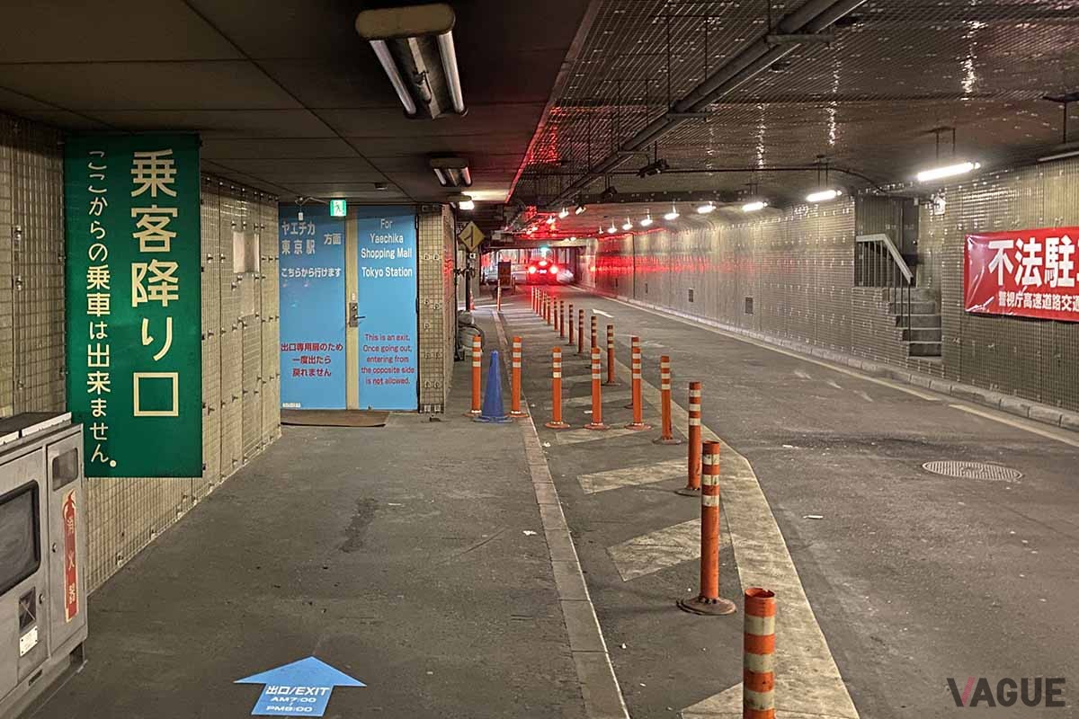 乗客はここから出ると東京駅・八重洲地下街へとアクセスできる。ただし出口専用なので内側からは開かない扉になっている