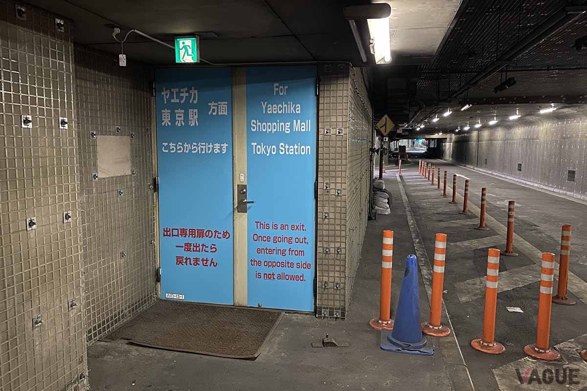 乗客はここから出ると東京駅・八重洲地下街へとアクセスできる。ただし出口専用なので内側からは開かない扉になっている