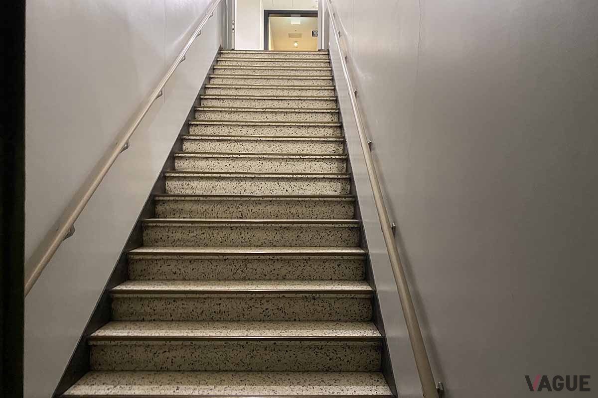 乗客はここから出ると東京駅・八重洲地下街へとアクセスできる。ただし出口専用なので内側からは開かない扉になっている
