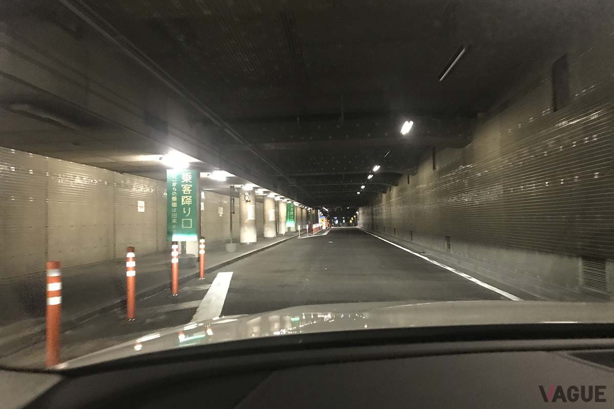 首都高八重洲線の八重洲駐車場出入口に隣接する設備が「八重洲乗客降り口」だ。乗客はここで降りて階段を上がると八重洲地下街へ出ることができ、新幹線ホームにもすぐにアクセスすることができる