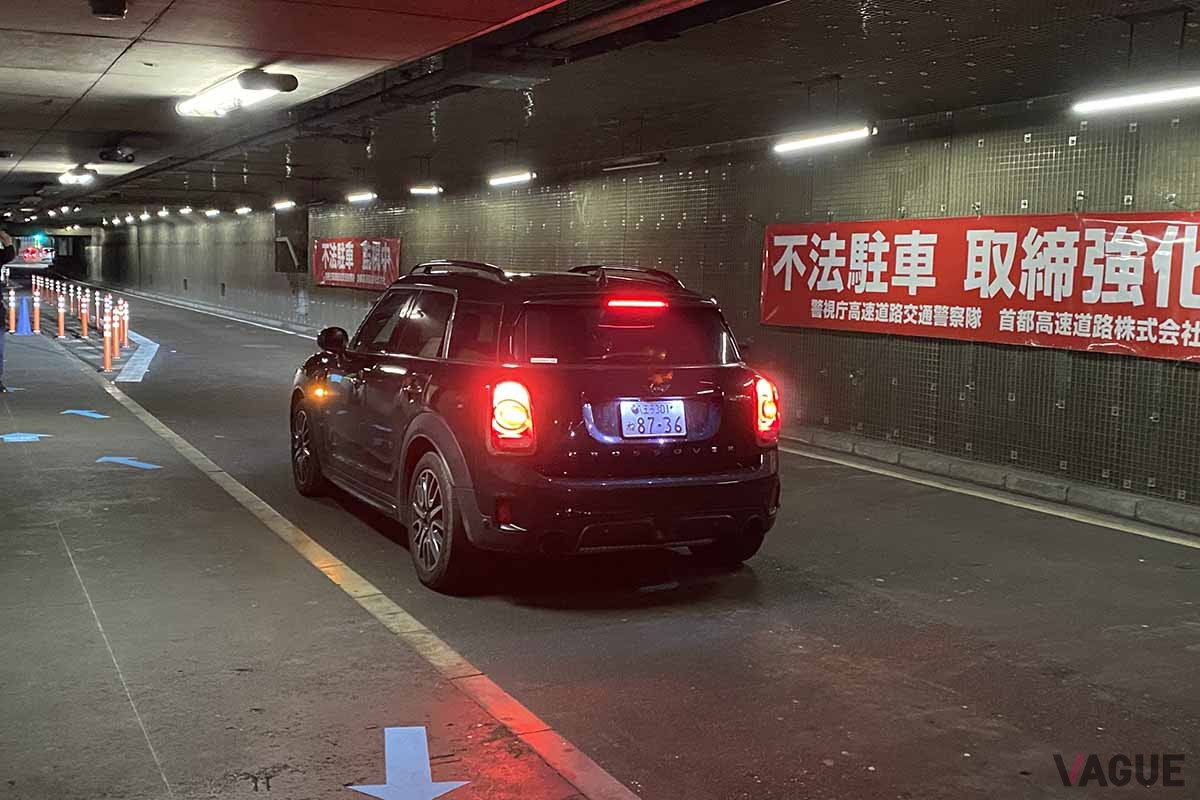 首都高八重洲線の八重洲駐車場出入口に隣接する設備が「八重洲乗客降り口」だ。乗客はここで降りて階段を上がると八重洲地下街へ出ることができ、新幹線ホームにもすぐにアクセスすることができる