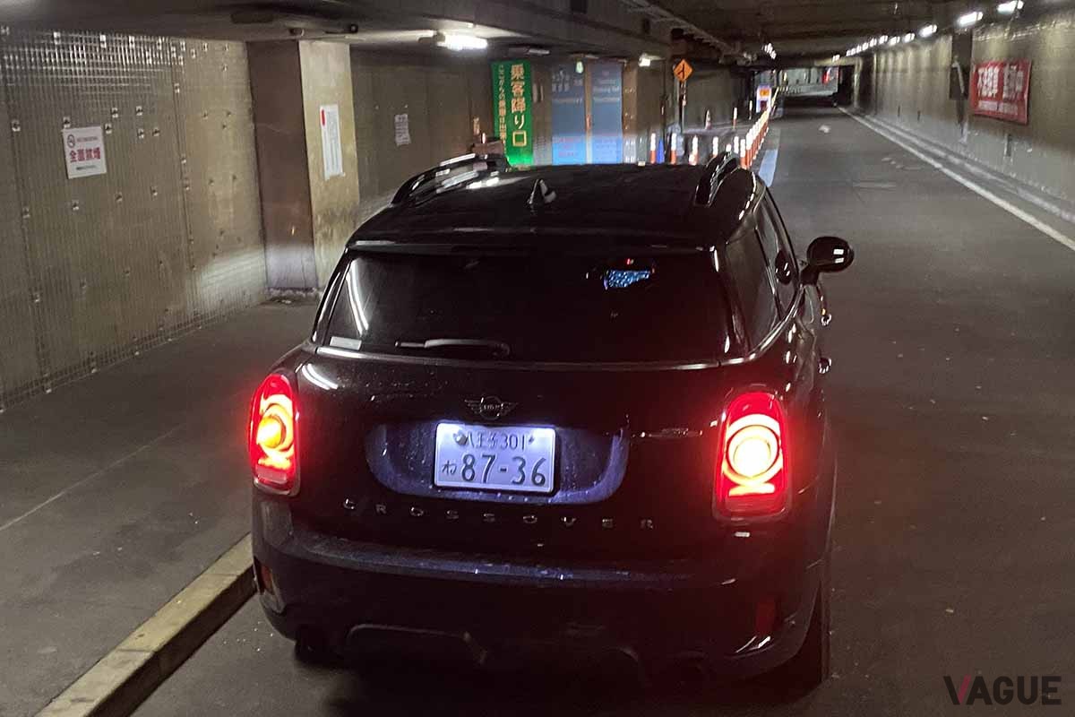 首都高八重洲線の八重洲駐車場出入口に隣接する設備が「八重洲乗客降り口」だ。乗客はここで降りて階段を上がると八重洲地下街へ出ることができ、新幹線ホームにもすぐにアクセスすることができる