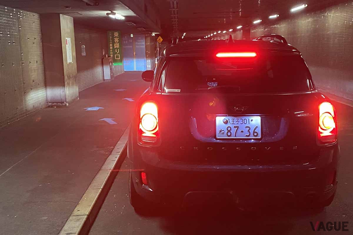 首都高八重洲線の八重洲駐車場出入口に隣接する設備が「八重洲乗客降り口」だ。乗客はここで降りて階段を上がると八重洲地下街へ出ることができ、新幹線ホームにもすぐにアクセスすることができる