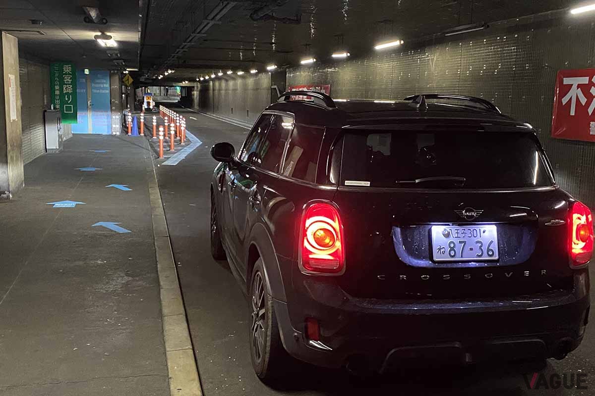 首都高八重洲線の八重洲駐車場出入口に隣接する設備が「八重洲乗客降り口」だ。乗客はここで降りて階段を上がると八重洲地下街へ出ることができ、新幹線ホームにもすぐにアクセスすることができる
