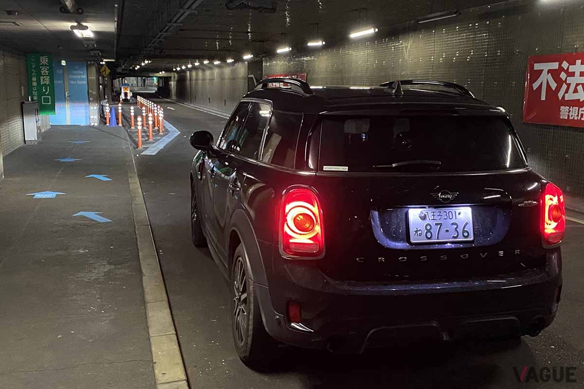 首都高八重洲線の八重洲駐車場出入口に隣接する設備が「八重洲乗客降り口」だ。乗客はここで降りて階段を上がると八重洲地下街へ出ることができ、新幹線ホームにもすぐにアクセスすることができる