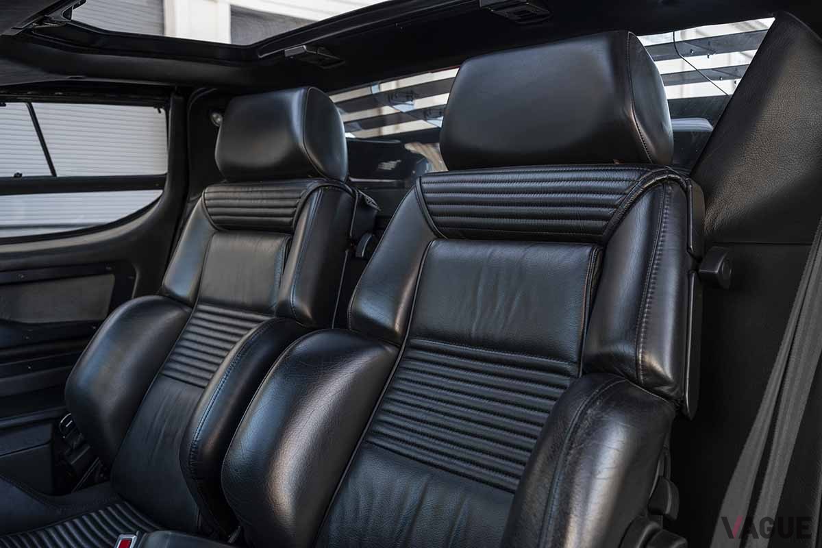 伝説のアメリカンスーパーカー ベクター「W8」のインテリアRobin Adams ©2024 Courtesy of RM Sotheby's
