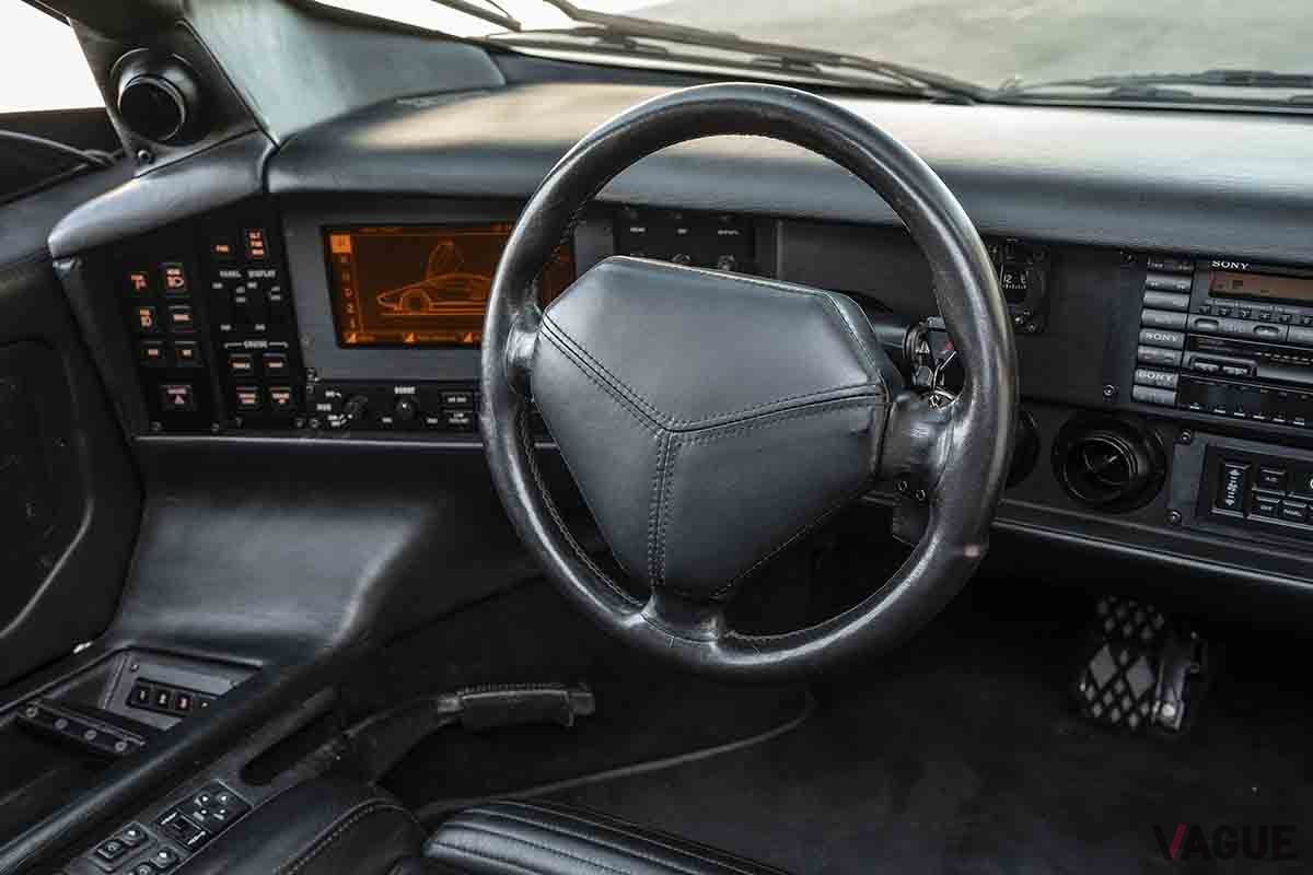 伝説のアメリカンスーパーカー ベクター「W8」のインテリアRobin Adams ©2024 Courtesy of RM Sotheby's