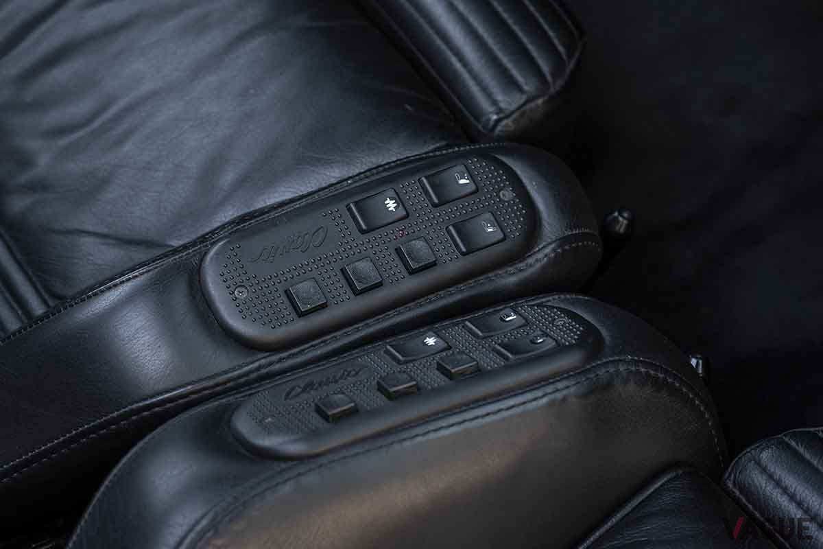 伝説のアメリカンスーパーカー ベクター「W8」のインテリアRobin Adams ©2024 Courtesy of RM Sotheby's