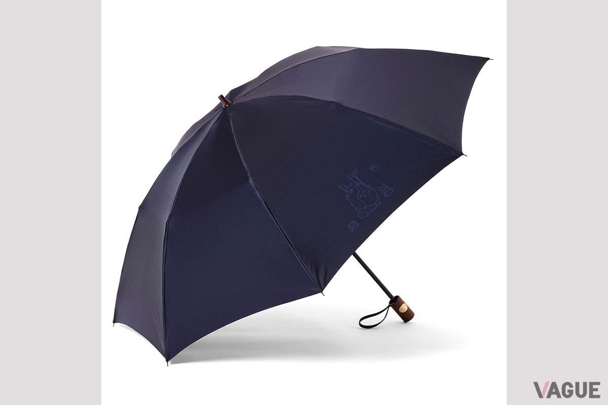 折りたたみ傘も人気だ。写真はスタジオジブリとコラボレーションした トトロの雨傘 税込み1万5400円