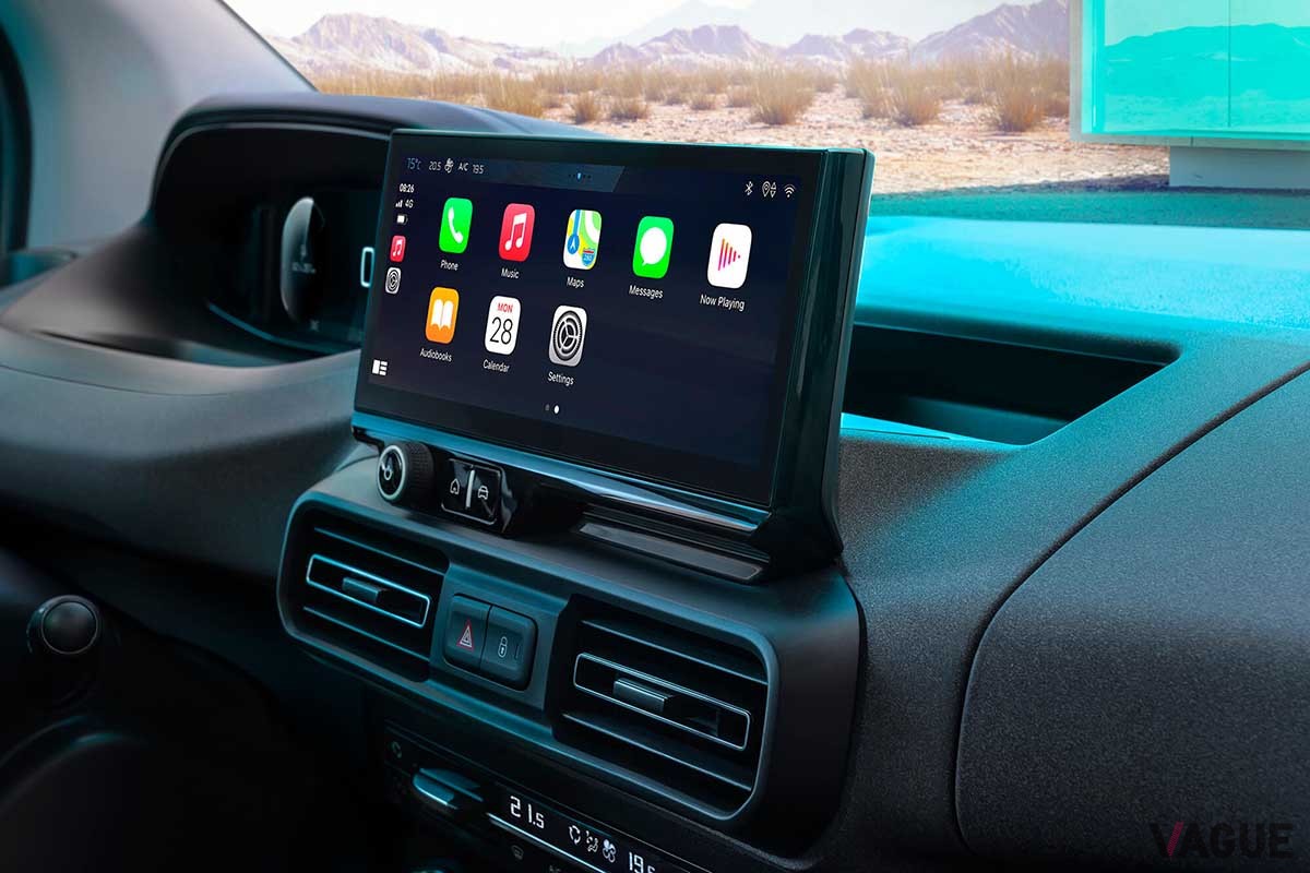 日本で発売されたプジョー新型「リフター」のインテリア