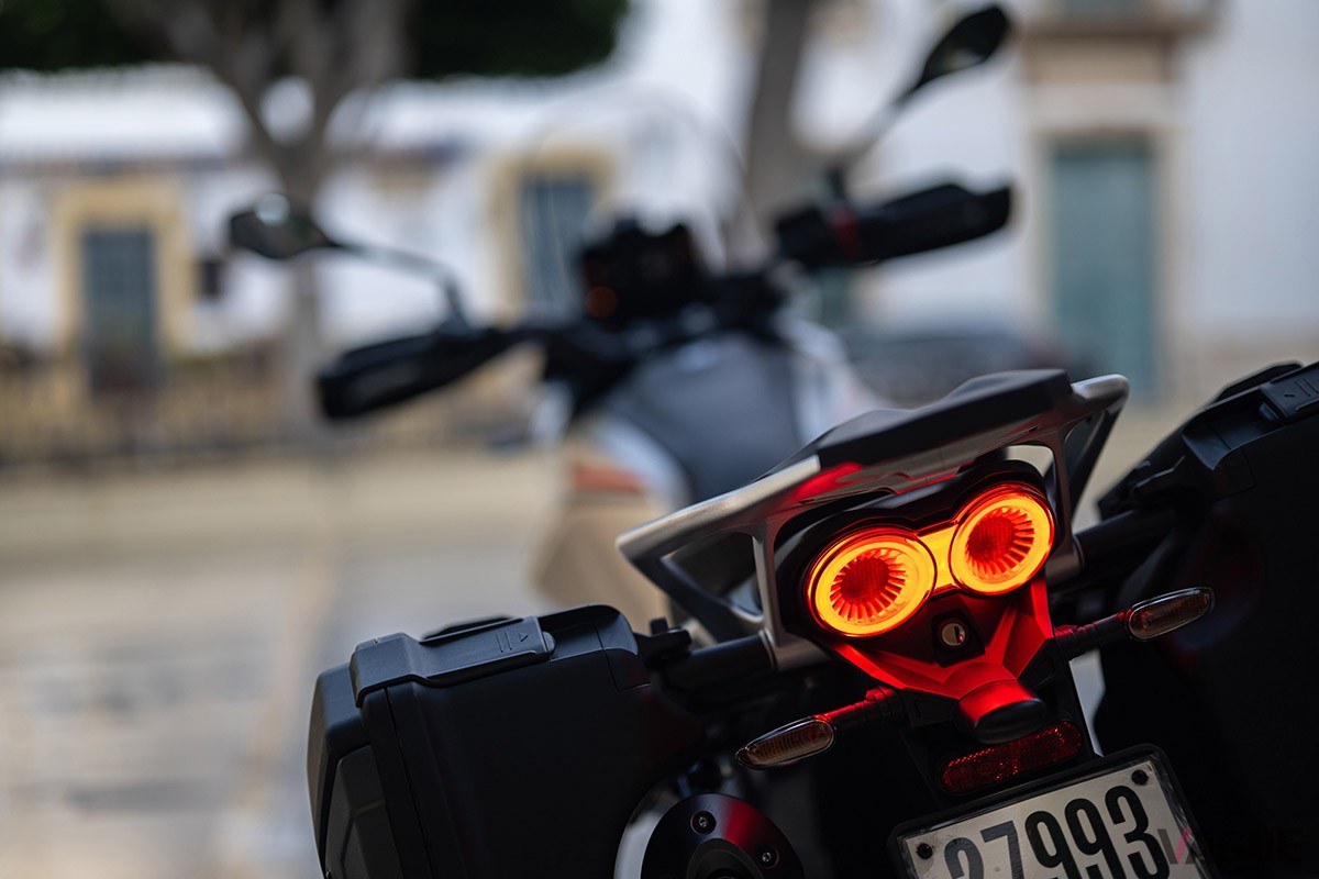 人気の「V85TT」をベースに、走行性能や快適性、ウインドプロテクション性能をさらに向上させたモト・グッツィの新モデル「V85TTトラベル」