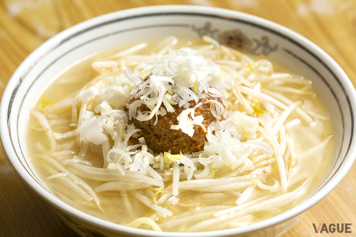 最初は白湯スープ。中央の肉味噌をほぐしながら味わうことで「みそそば」に