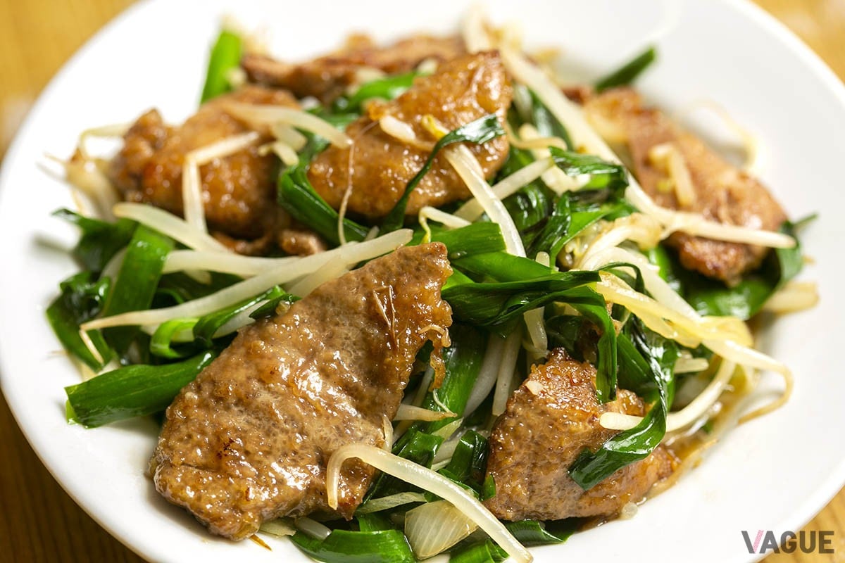 これも昭和30年代から同じレシピで作っている昔ながらの料理。店主自らレバーを掃除（カット）して臭みを出さないよう丁寧に処理している