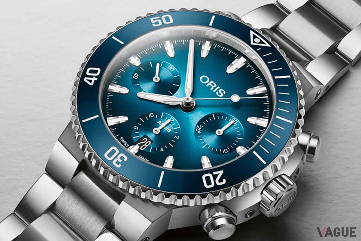 逆回転防止ベゼルのセラミックインサートもまた深いブルー。デイト表示は12時間計とともにまとめられている