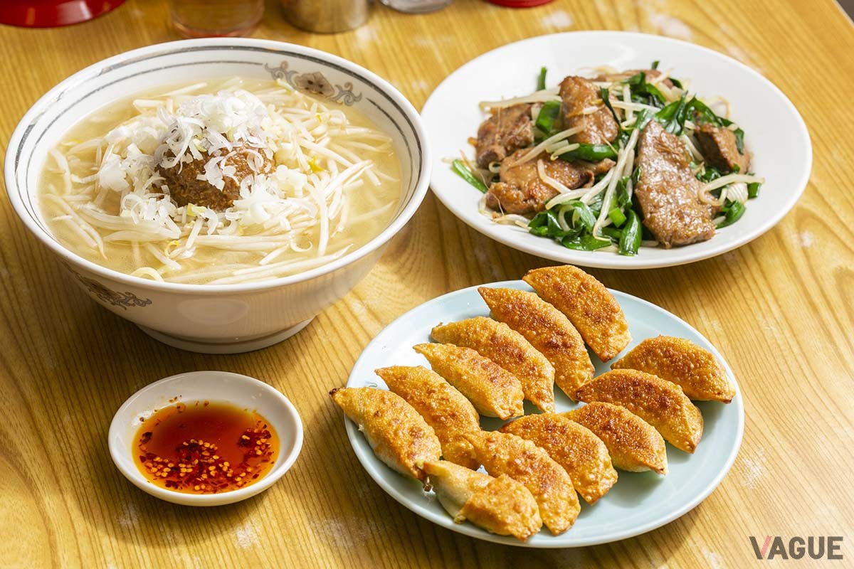 カリッとふわっとの餃子、ザクっとシャキッのニラレバ、そしてシメのみそそば。休みの日ならビールをつけたくなる組み合わせ