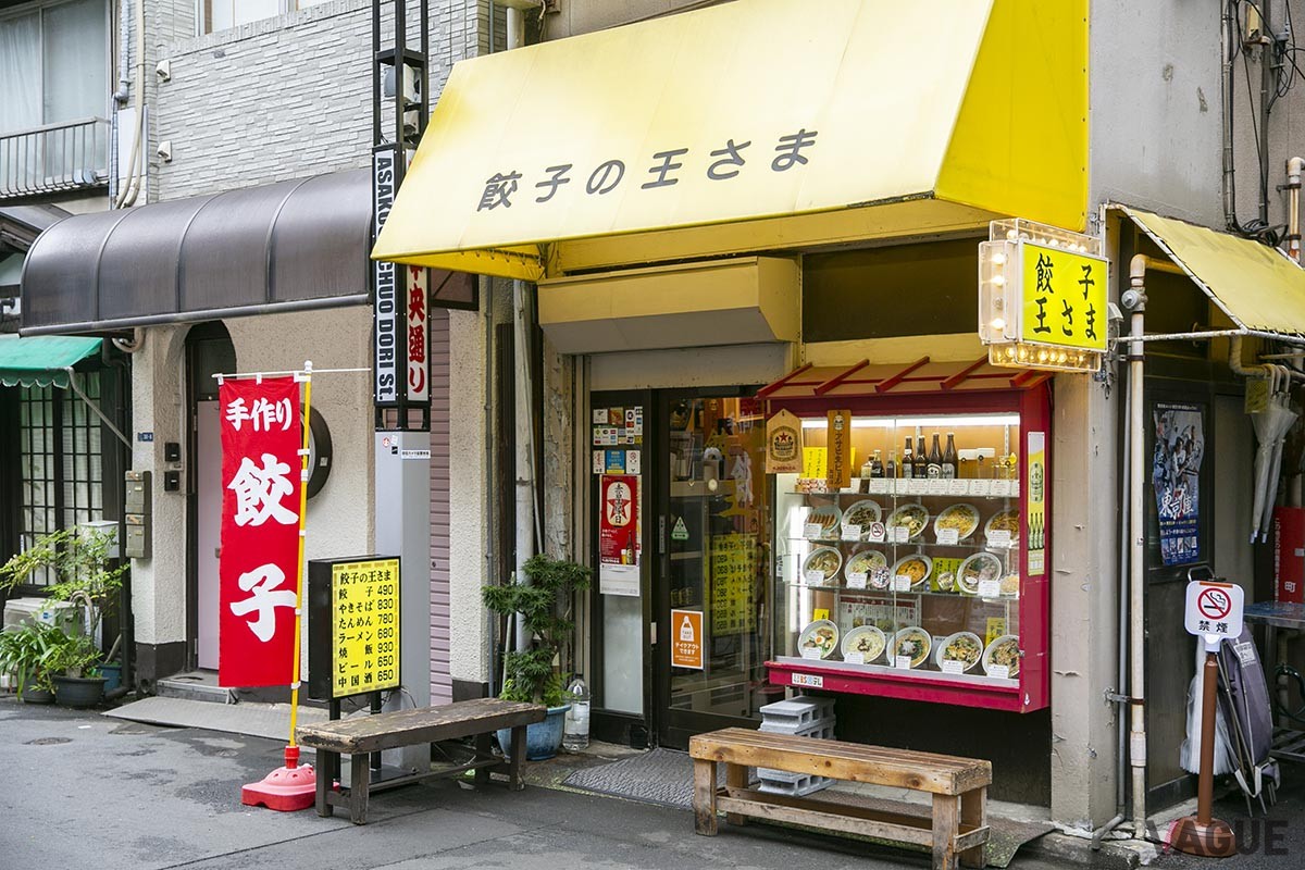 1階はカウンター席、2階はテーブル席。一人でサッと入って食べていく常連の姿も