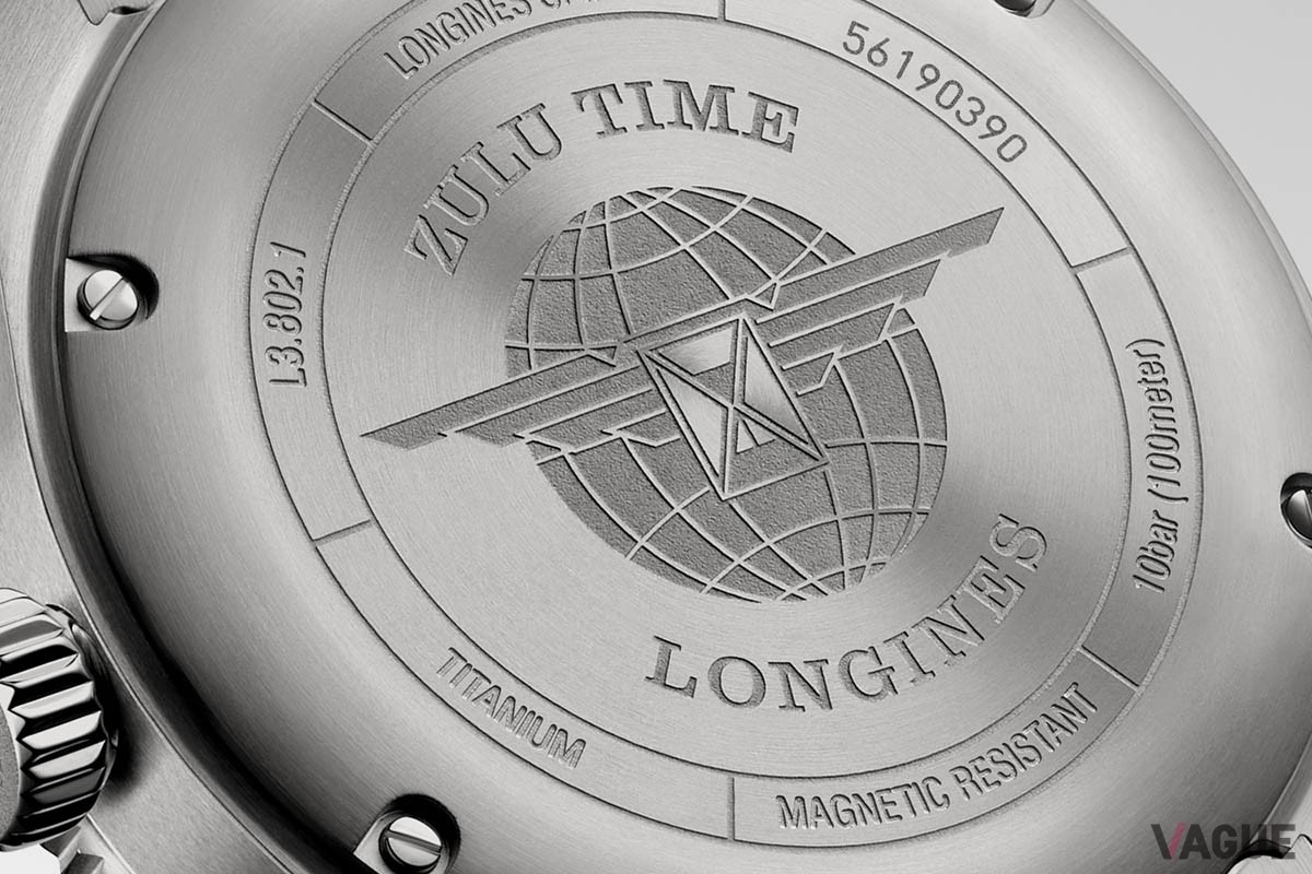 ケースと同じくグレード5チタンを使用したケースバックには、おなじみの砂時計ロゴと“ZULU TIME”の文字が。ブレスレットには取り替え容易なインターチェンジャブルシステムを採用する