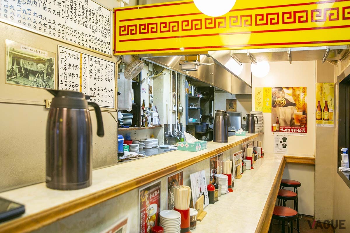 1階はカウンター席、2階はテーブル席。一人でサッと入って食べていく常連の姿も