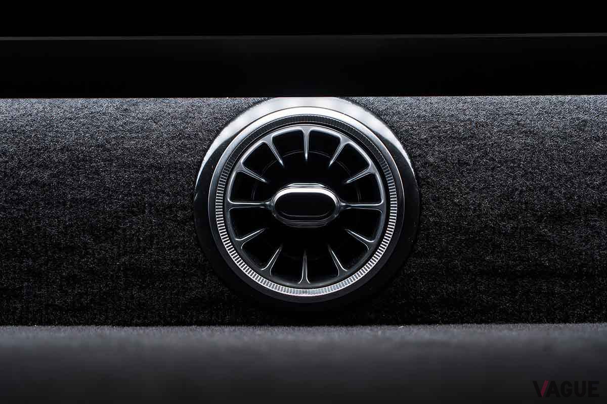 高級バン「サットン・ファーストクラス」のインテリア
