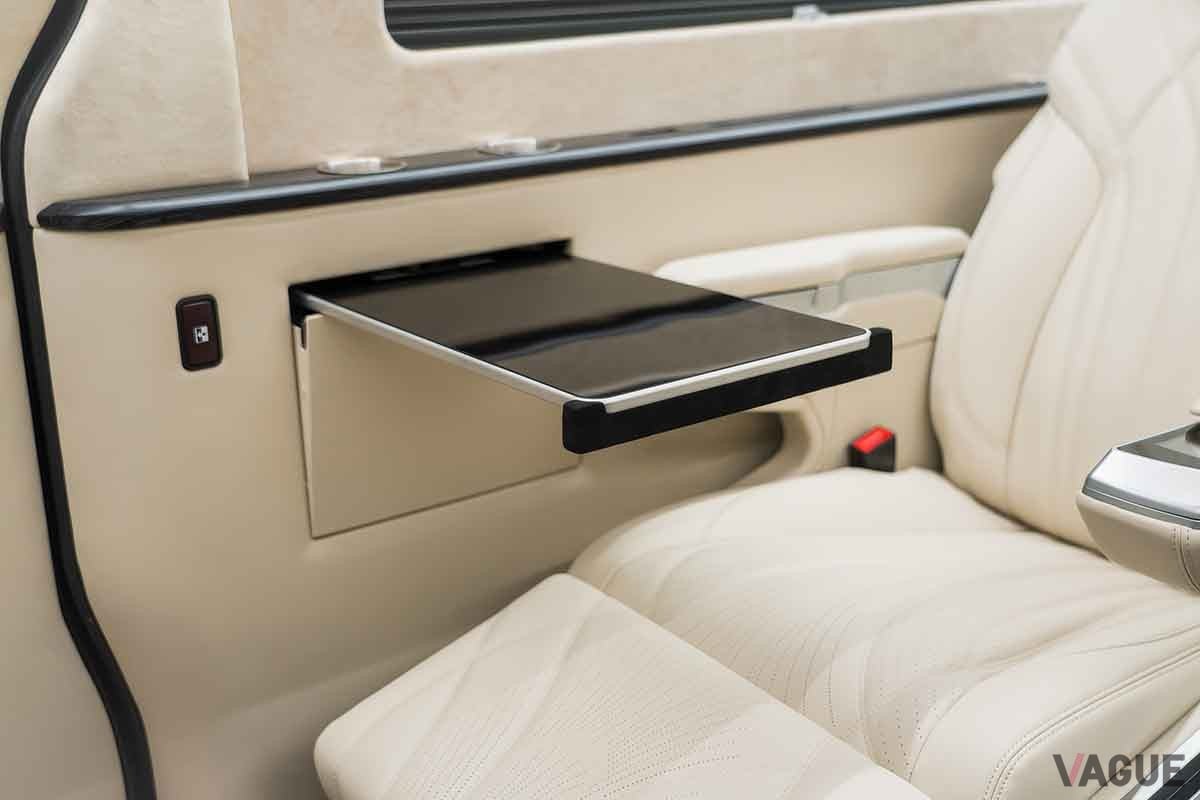 高級バン「サットン・ファーストクラス」のインテリア