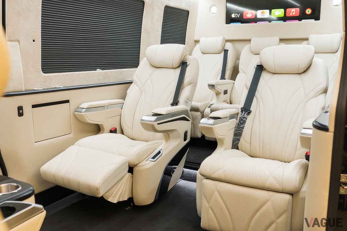 高級バン「サットン・ファーストクラス」のインテリア