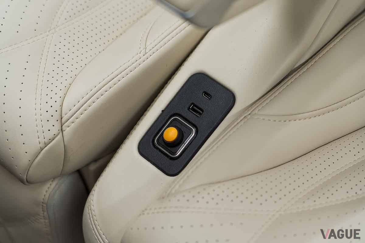 高級バン「サットン・ファーストクラス」のインテリア