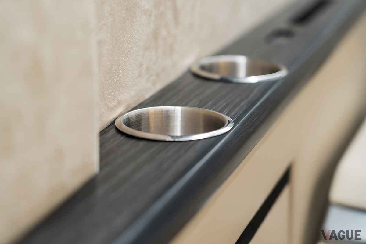 高級バン「サットン・ファーストクラス」のインテリア