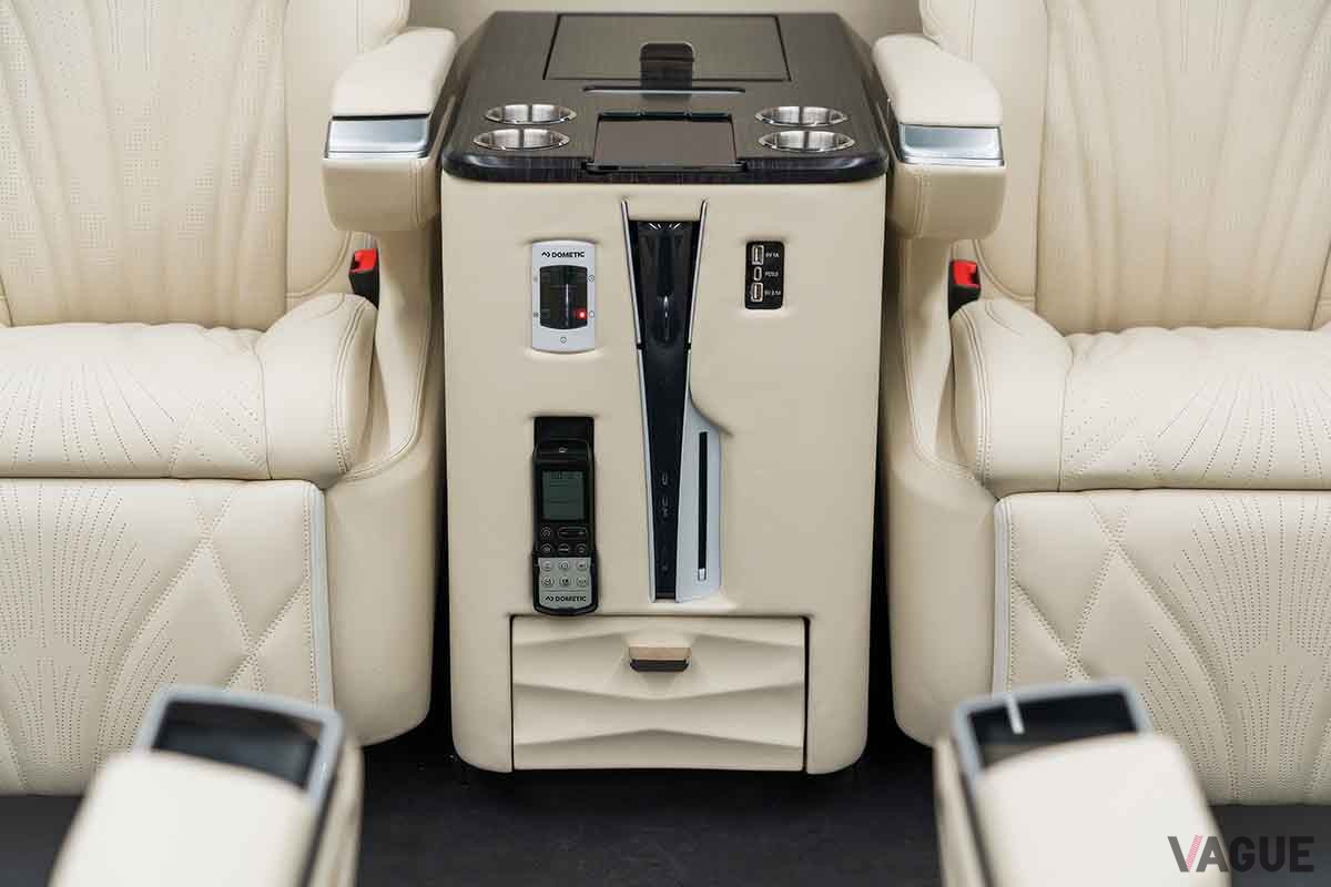 高級バン「サットン・ファーストクラス」のインテリア