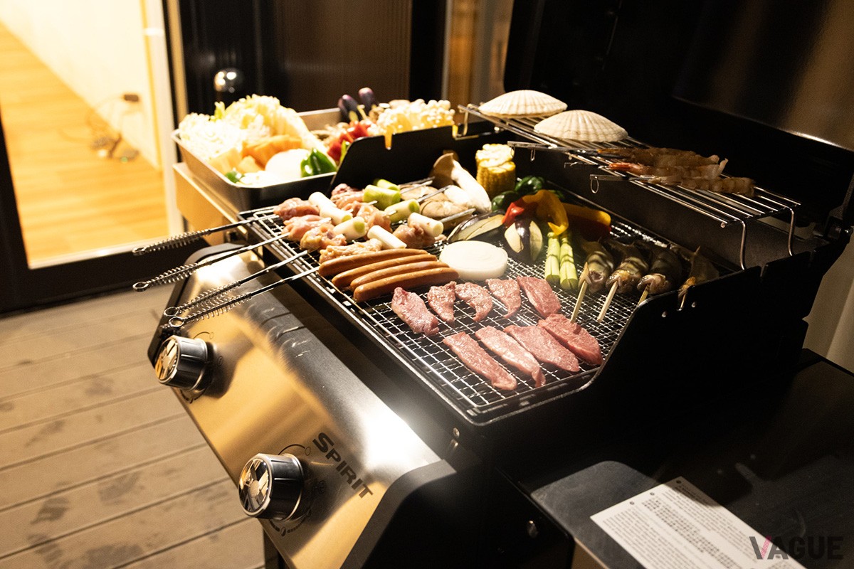 BBQ用大型ガスグリルも完備。気軽にBBQを楽しめる