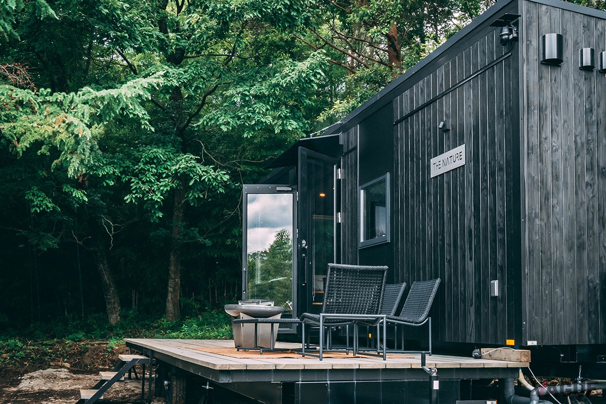 「THE STAGE」には、焚き火台兼BBQグリルを備えたウッドデッキが