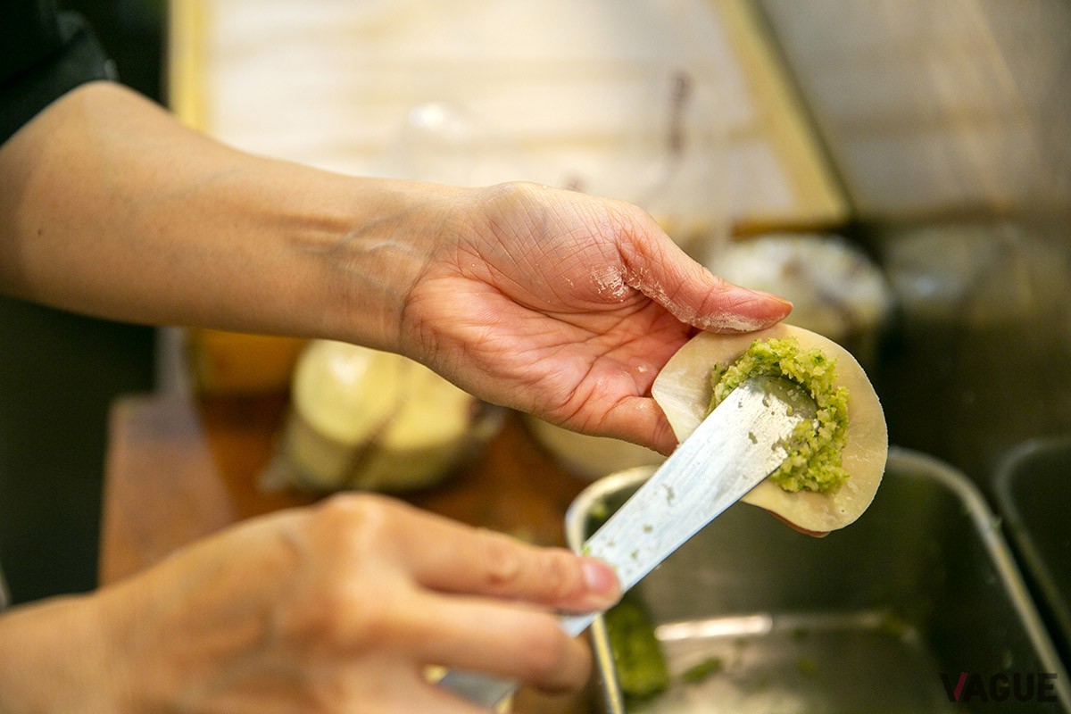 餃子の作り方は70年前から同じ。ひとつひとつ丁寧に包んでいく