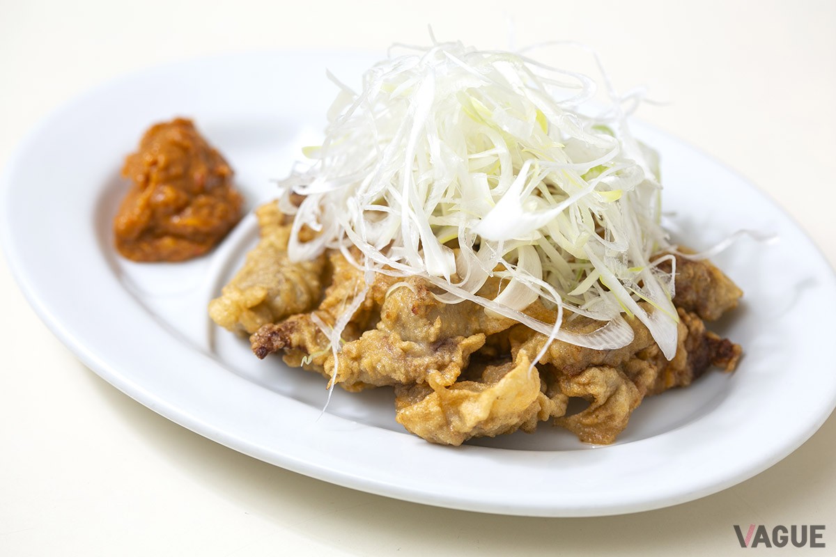 通称レバカラ。オリジナルのミソと白髪ネギと一緒に味わえば、箸が止まらなくなる美味しさ