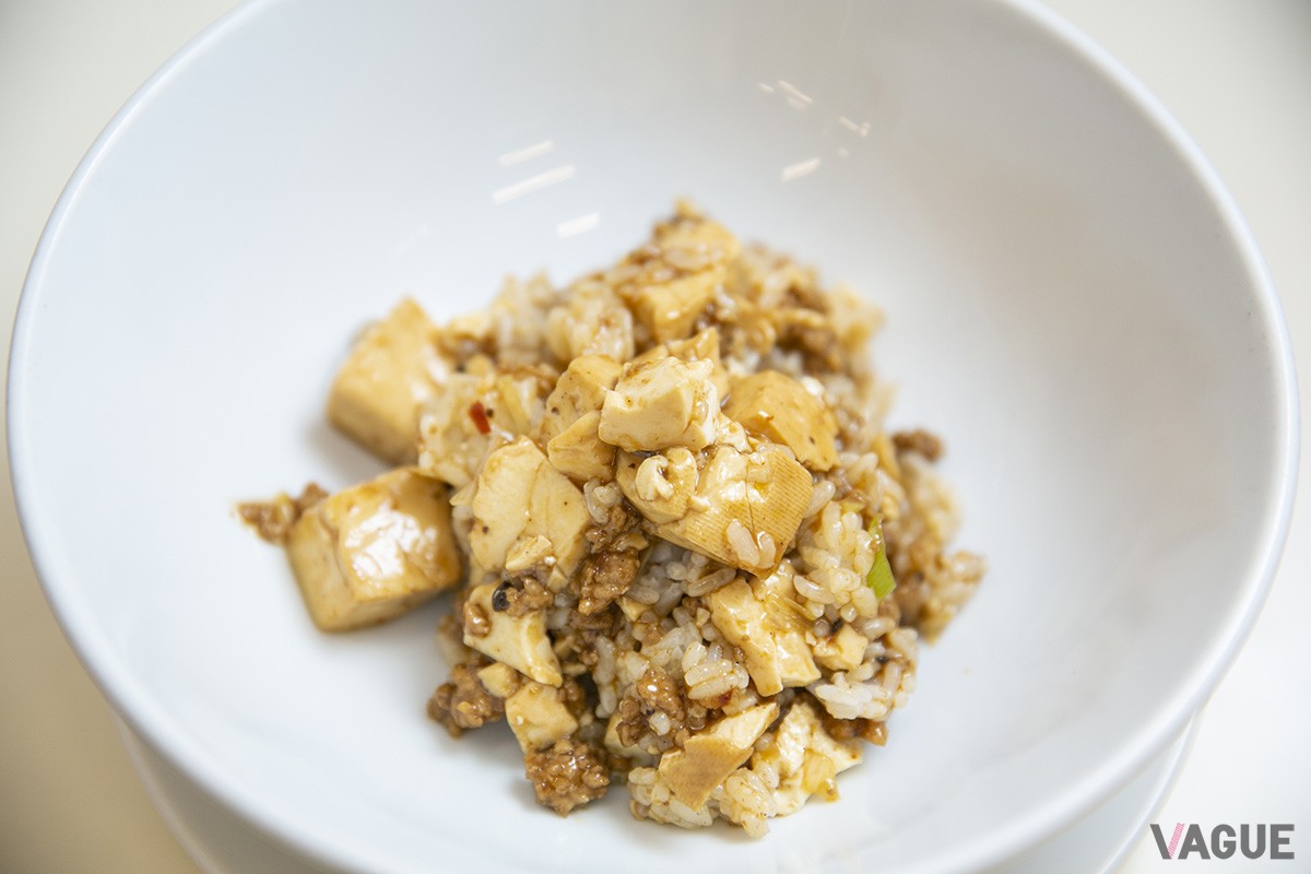 シメに小ライスを投入。これのために、あえて麻婆豆腐を残しておきたくなる旨さ