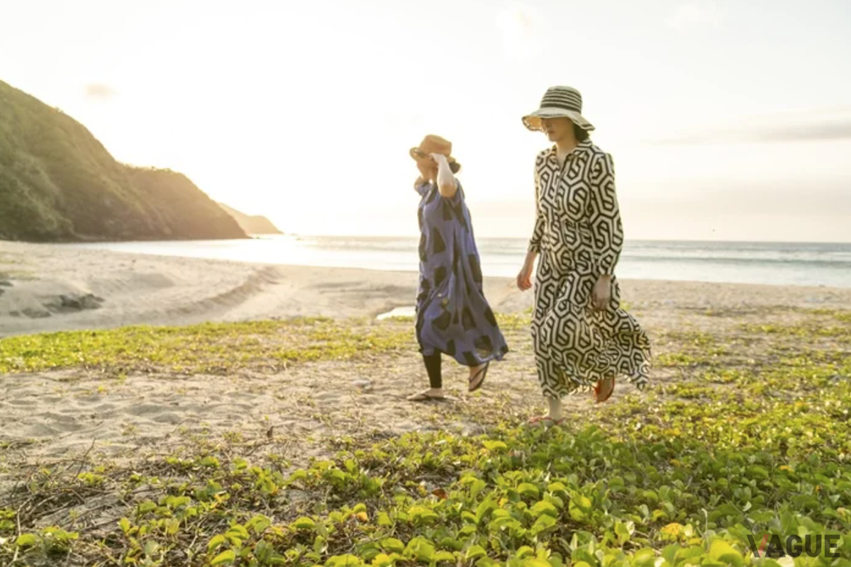 東シナ海に沈むサンセットが美しい夕暮れ時の浜辺