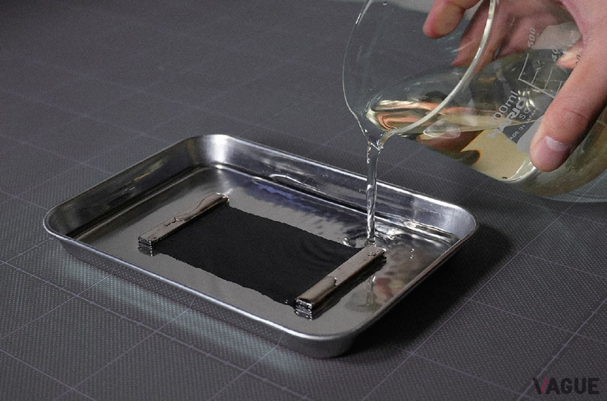 塩素系漂白剤の原液にダイレクトに浸す実験も行った