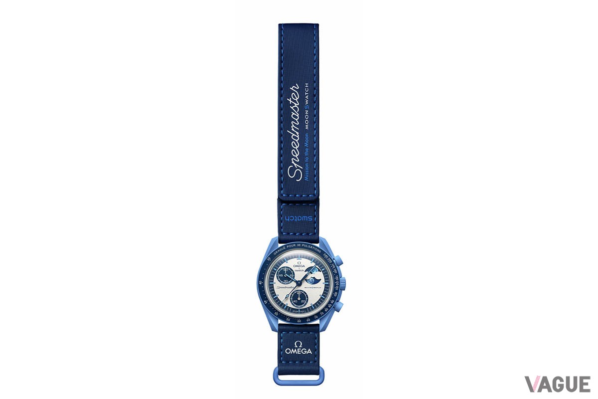 こちらもバイオセラミックとなるブルーのループに通して装着するベルクロのストラップ