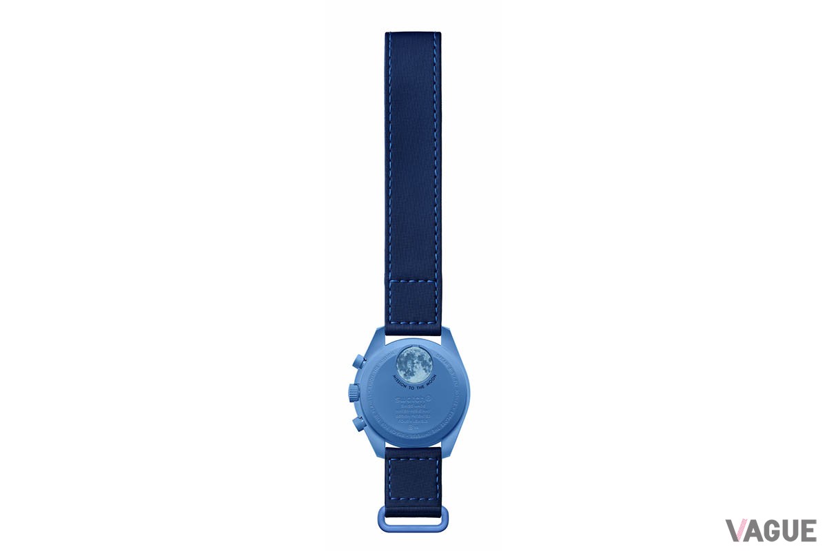 裏蓋には月面のグラフィック。ストラップももちろんブルーで染まる