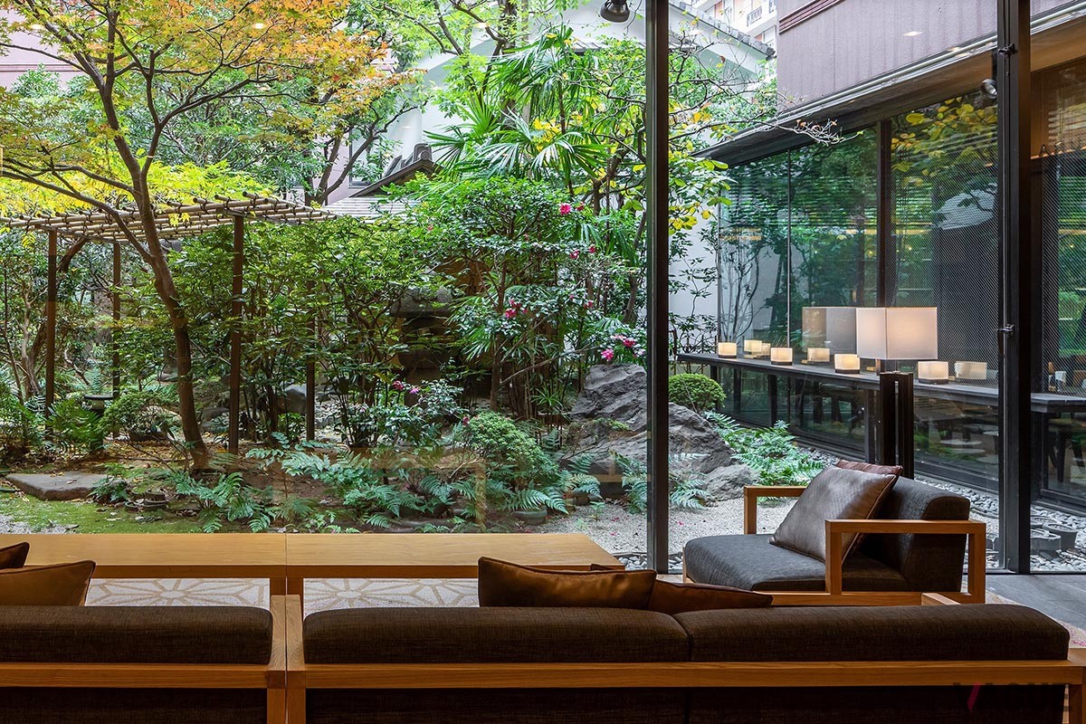 抜群のアクセスながら日本庭園をかこむ情緒あふれるホテル